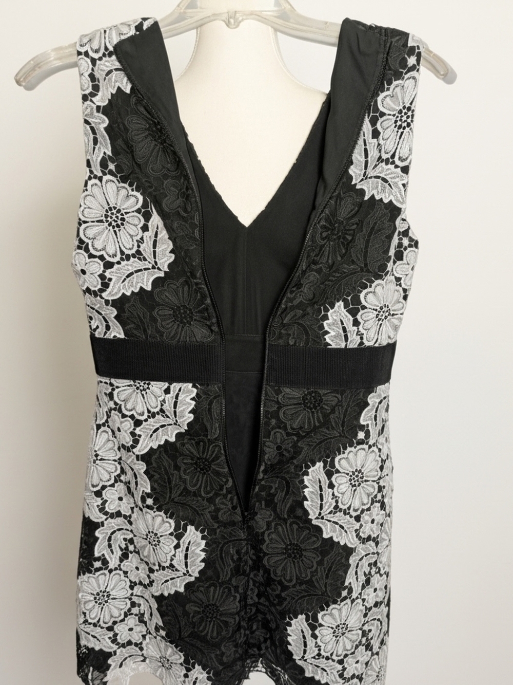 Alice + Olivia Black and White Floral Lace V-Neck Mini Dress Womens Size 6. - Picture 8 of 16